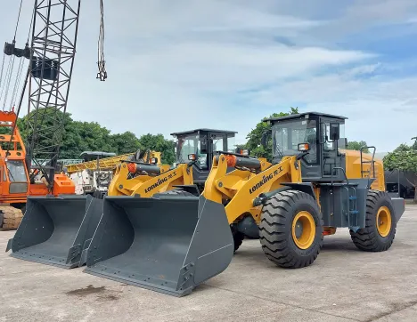 Máy xúc lật LonKing CDM863H, dung tích gầu 5.6 khối, cống suất động cơ 178 kW, nâng tải 6.5 tấn, trọng lượng vận hành 22.1 tấn.